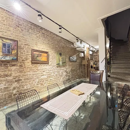 펜션 Unique 5br Art House In Balat W Garden 이스탄불